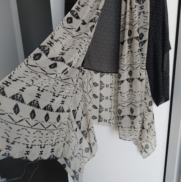 Navy blue and beige chiffon drape top - Picture 3 of 4